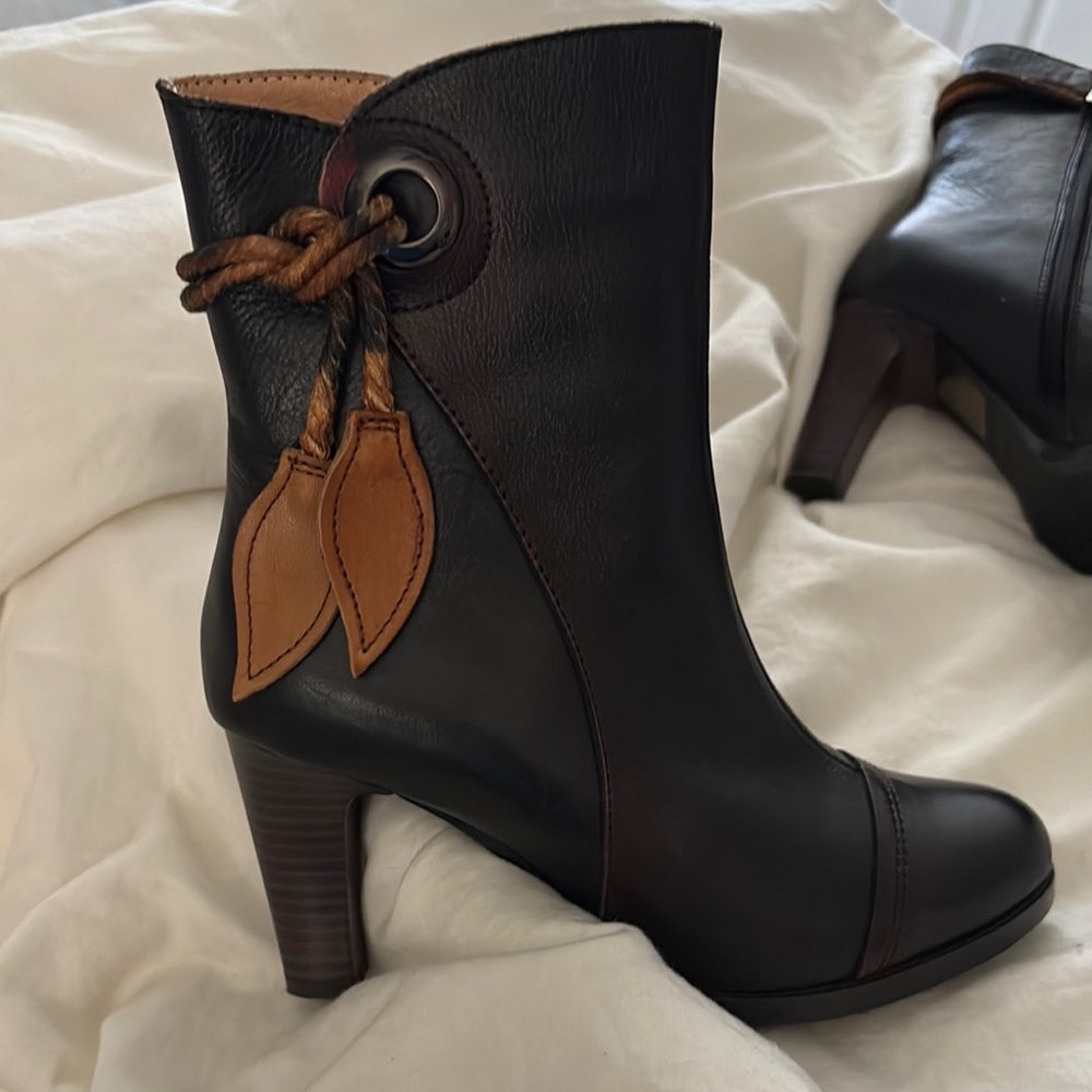Spring Step Black Heeled Boots Sleek and Stylish